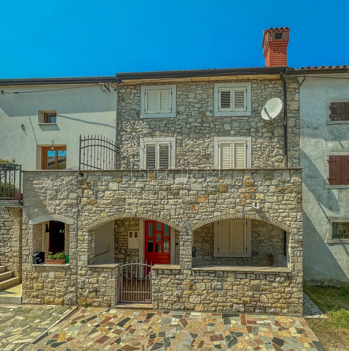 Zona di Verteneglio, casa in pietra con ampio cortile