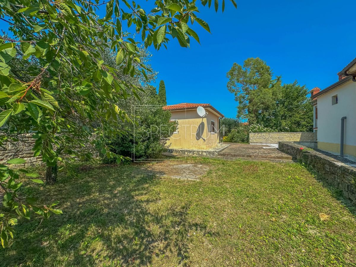 Zona di Verteneglio, casa in pietra con ampio cortile