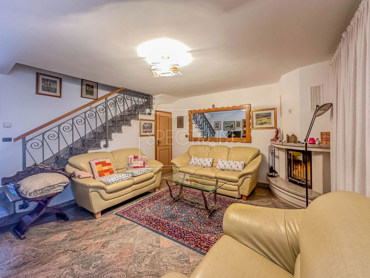 Zona di Verteneglio, casa in pietra con ampio cortile