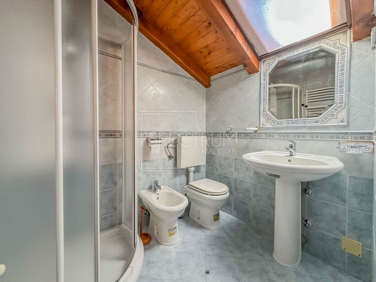 Zona di Verteneglio, casa in pietra con ampio cortile