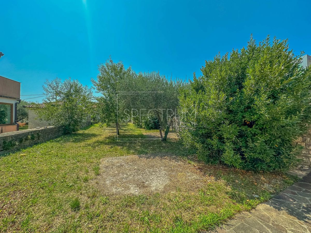 Zona di Verteneglio, casa in pietra con ampio cortile