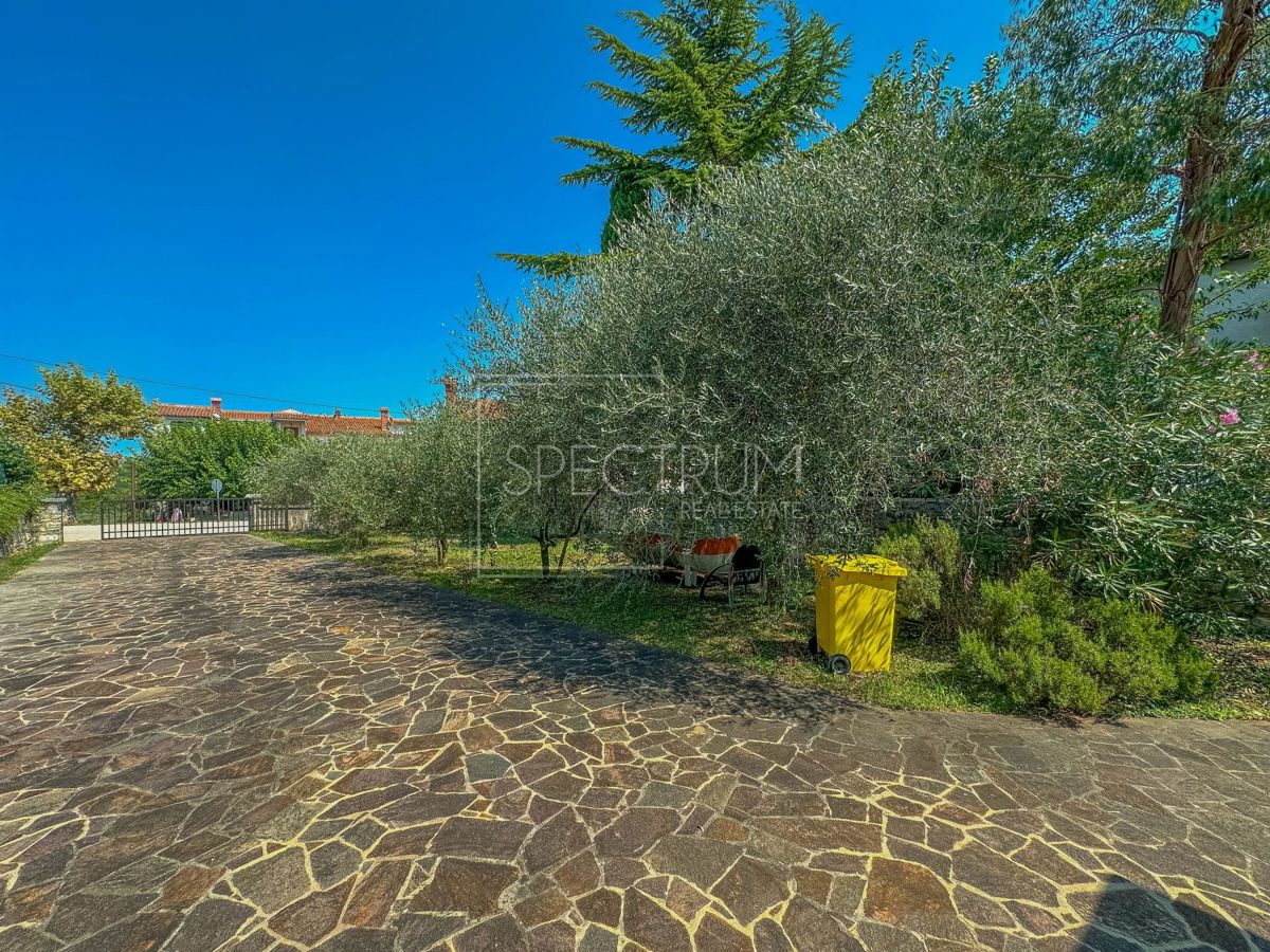 Zona di Verteneglio, casa in pietra con ampio cortile