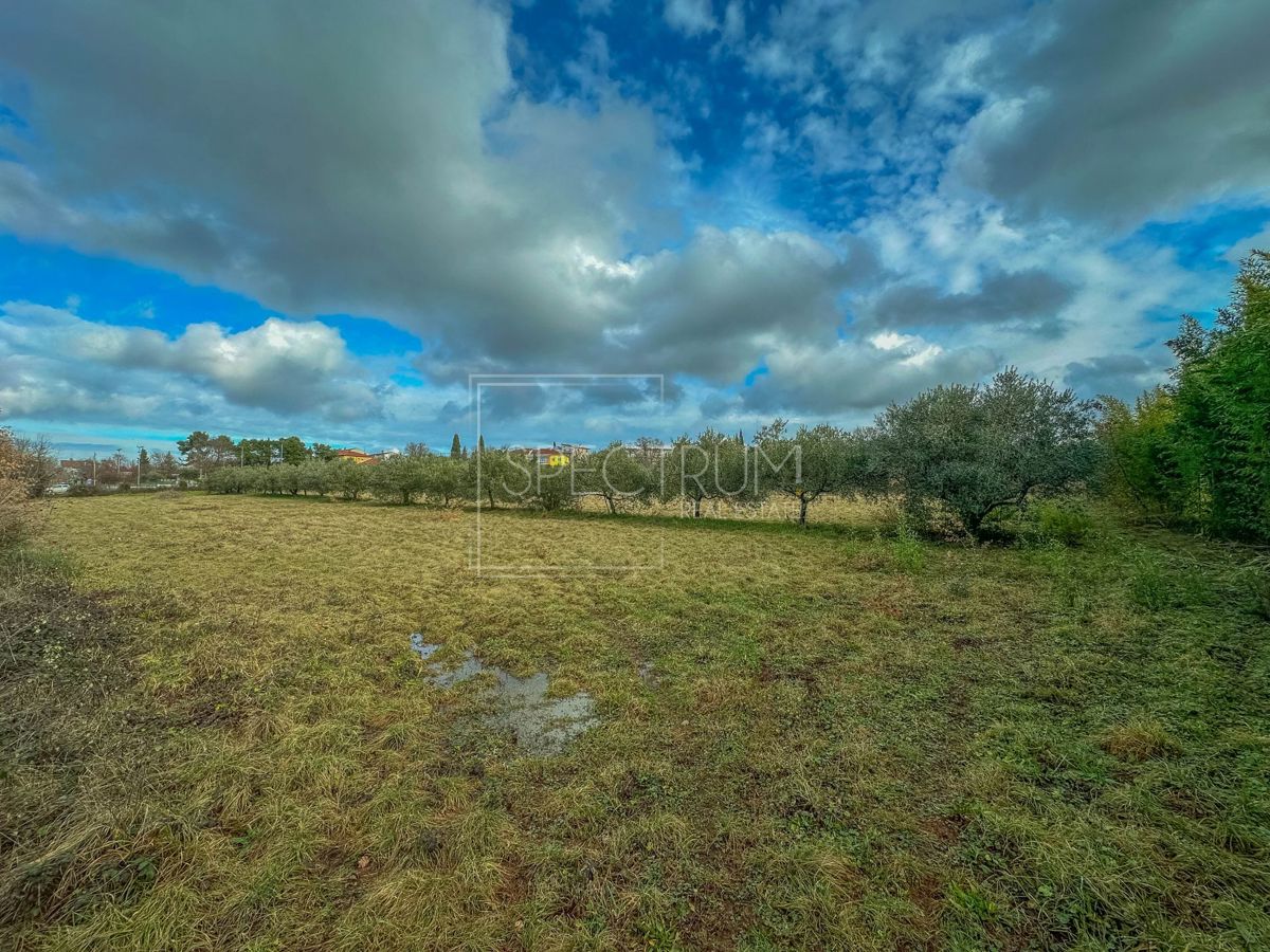 Umago, terreno in posizione ambita con potenziale