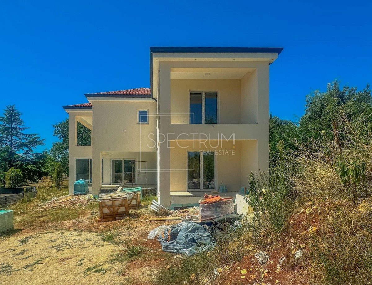 Zona di Castelliere, villa moderna con piscina in una posizione tranquilla