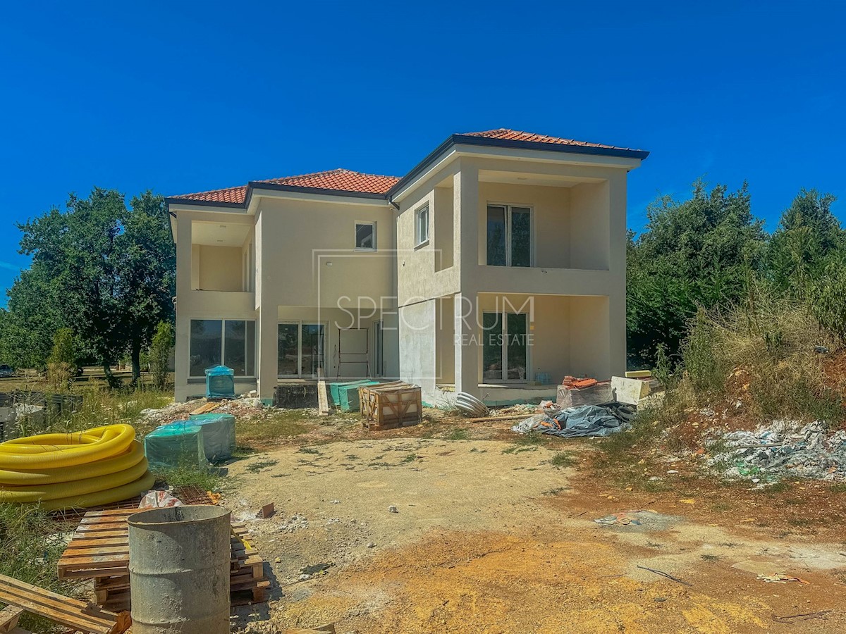 Zona di Castelliere, villa moderna con piscina in una posizione tranquilla