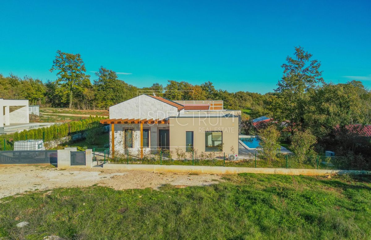 Zona Gimino, moderna casa a un piano con piscina