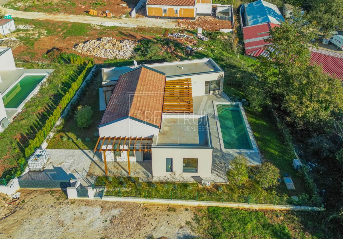 Zona Gimino, moderna casa a un piano con piscina