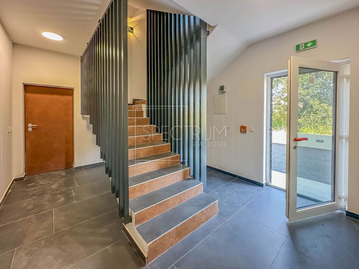 Torre, spazioso appartamento al piano terra con giardino
