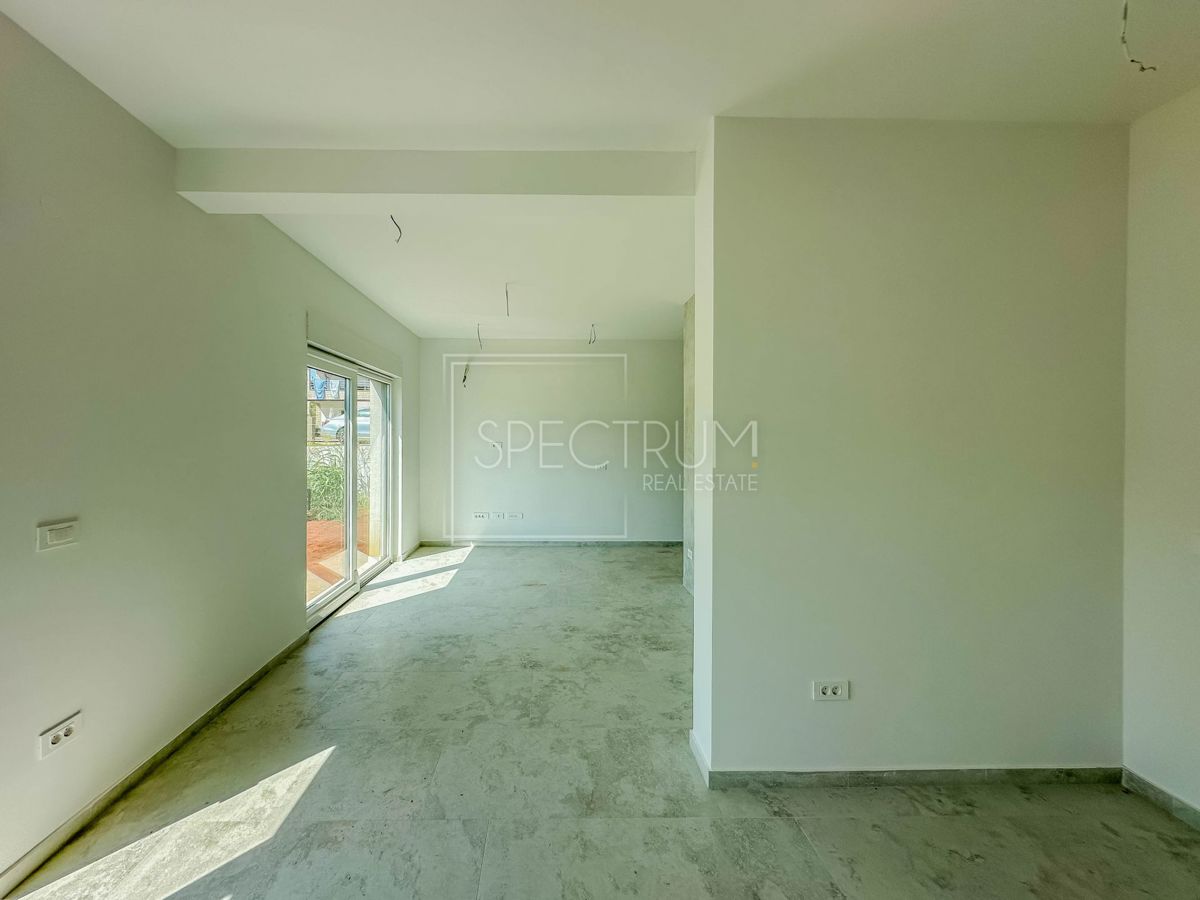 Torre, spazioso appartamento al piano terra con giardino