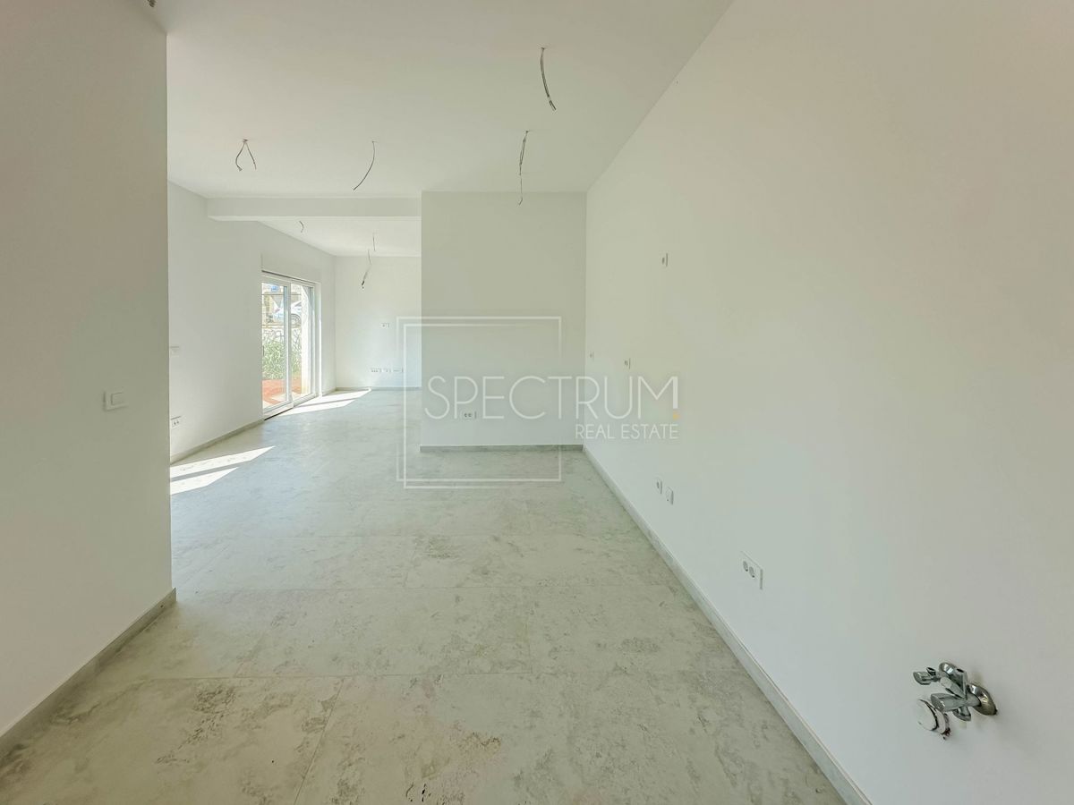 Torre, spazioso appartamento al piano terra con giardino