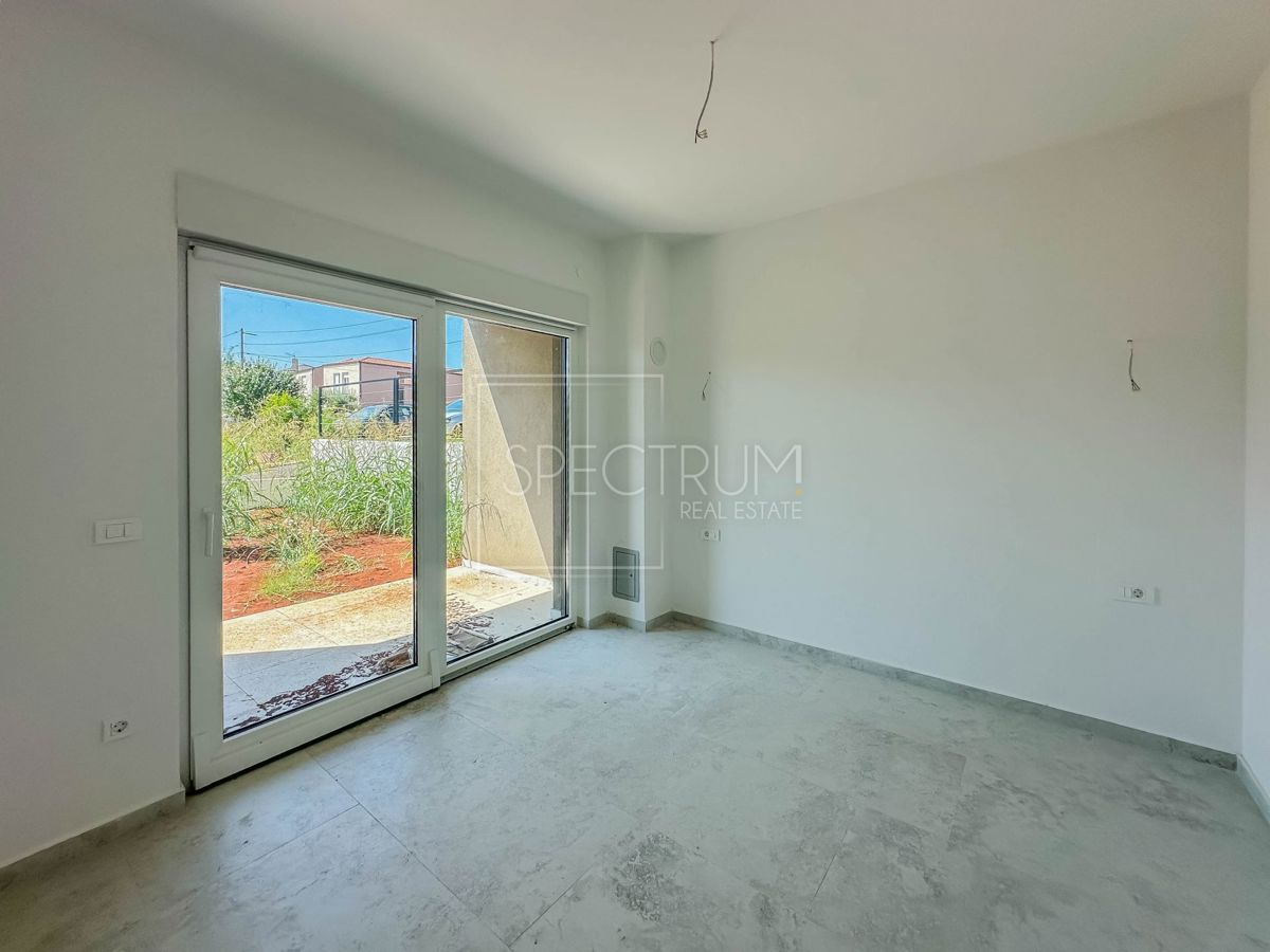 Torre, spazioso appartamento al piano terra con giardino