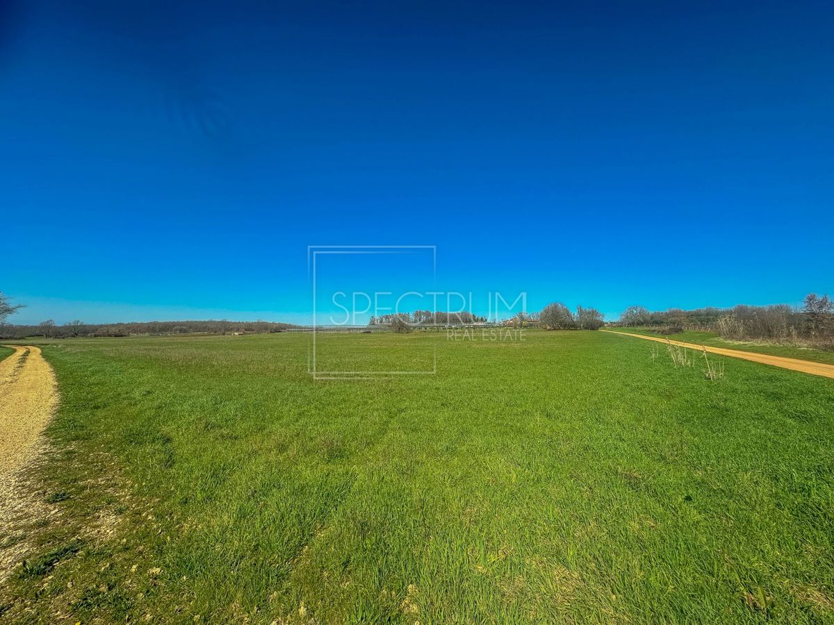 Zona di Castelliere, ampio terreno agricolo in posizione tranquilla