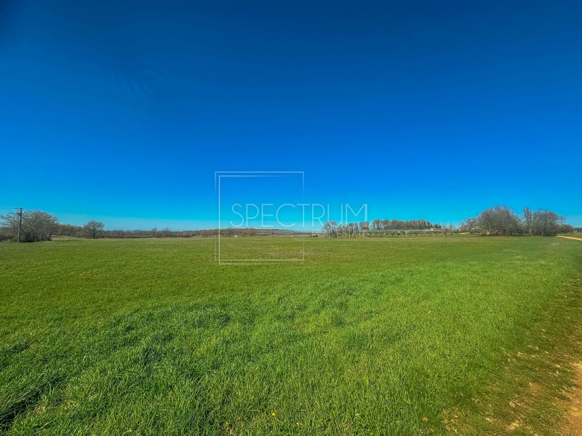 Zona di Castelliere, ampio terreno agricolo in posizione tranquilla