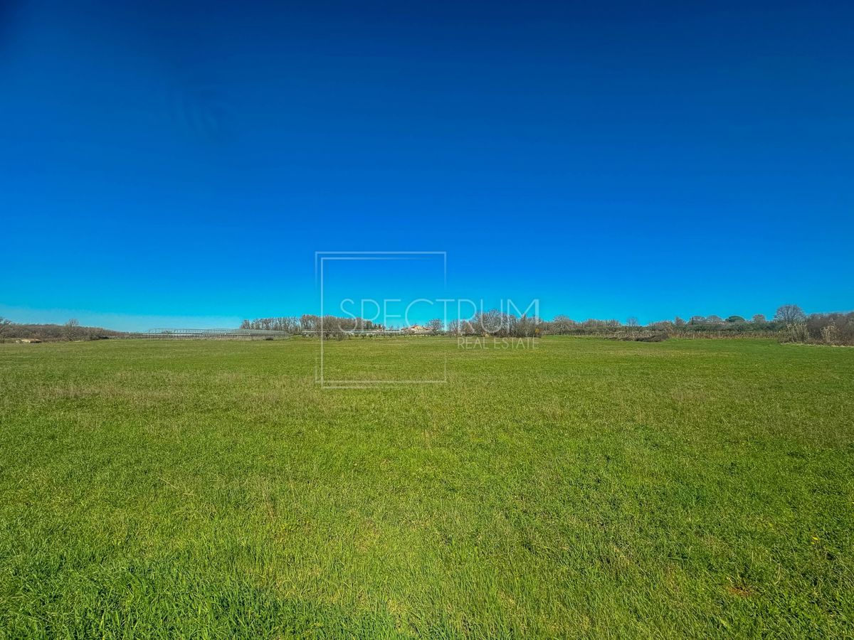 Zona di Castelliere, ampio terreno agricolo in posizione tranquilla