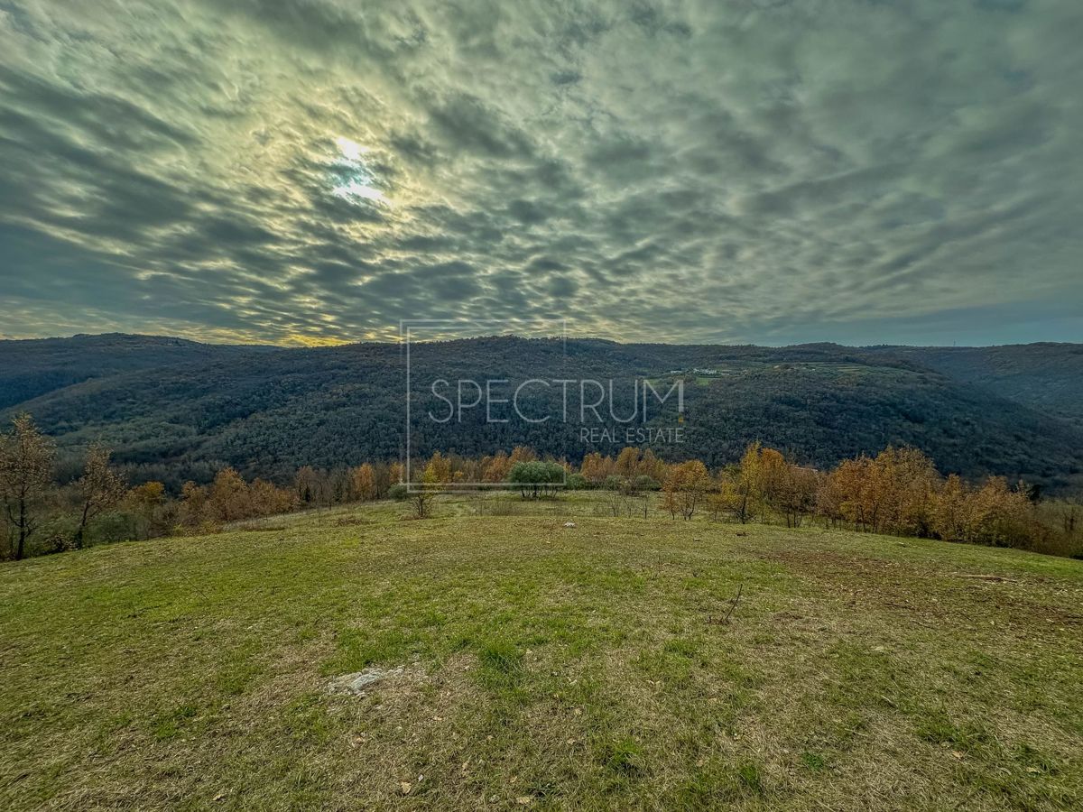 Zona di Montona, terreno edificabile con splendida vista