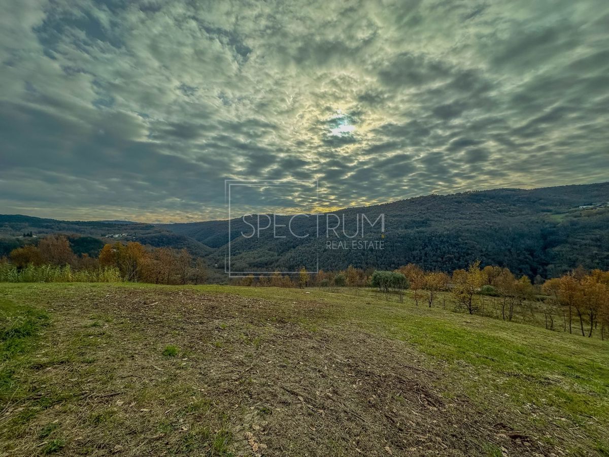 Zona di Montona, terreno edificabile con splendida vista