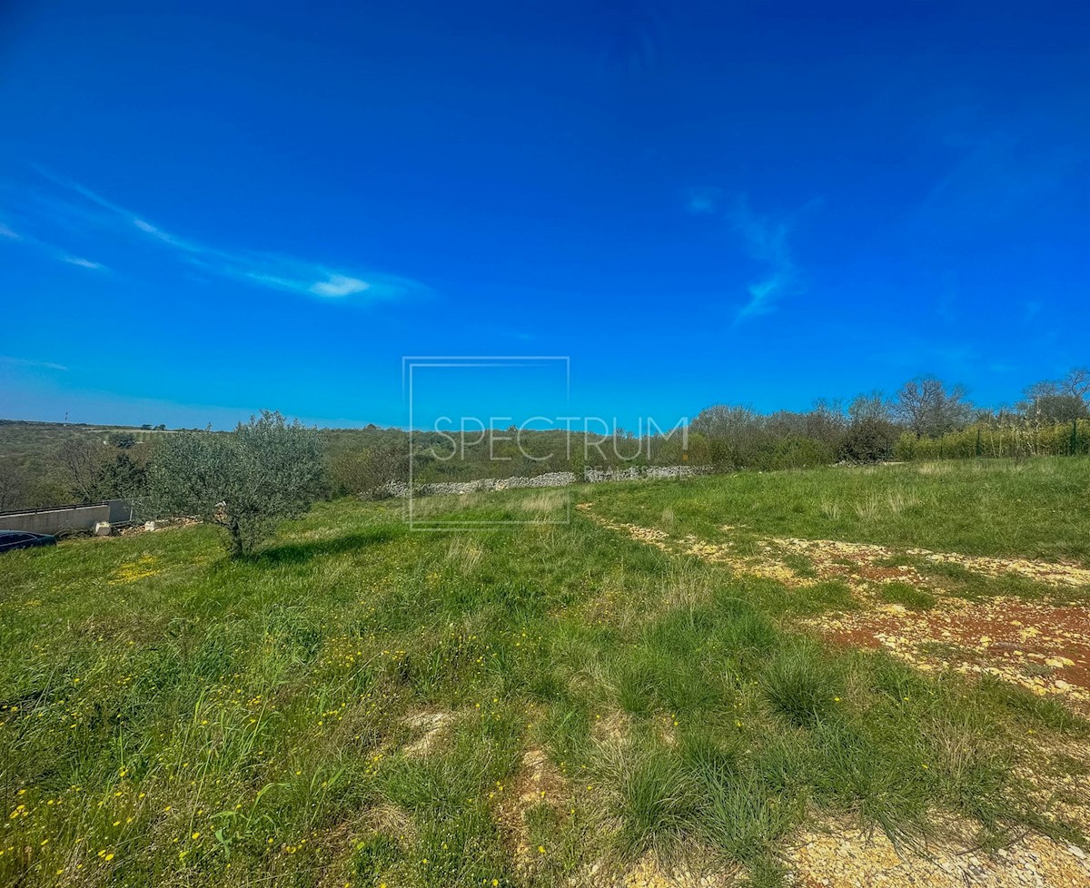 Zona Verteneglio, terreno edificabile con bellissima vista sul mare!