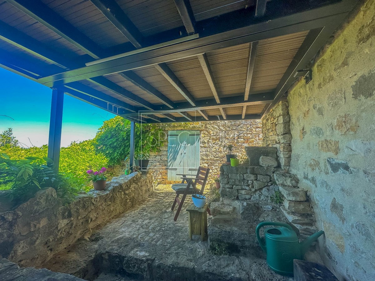Dintorni di Buie, casa in pietra con vista panoramica