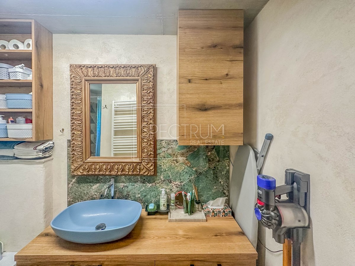 Dintorni di Buie, casa in pietra con vista panoramica
