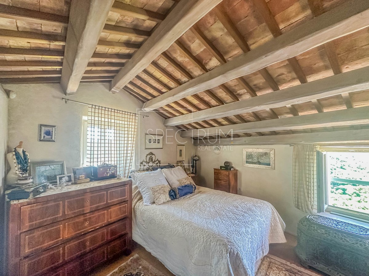 Dintorni di Buie, casa in pietra con vista panoramica