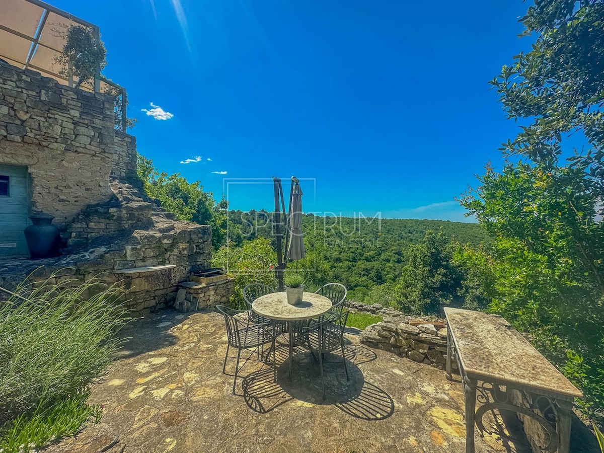 Dintorni di Buie, casa in pietra con vista panoramica