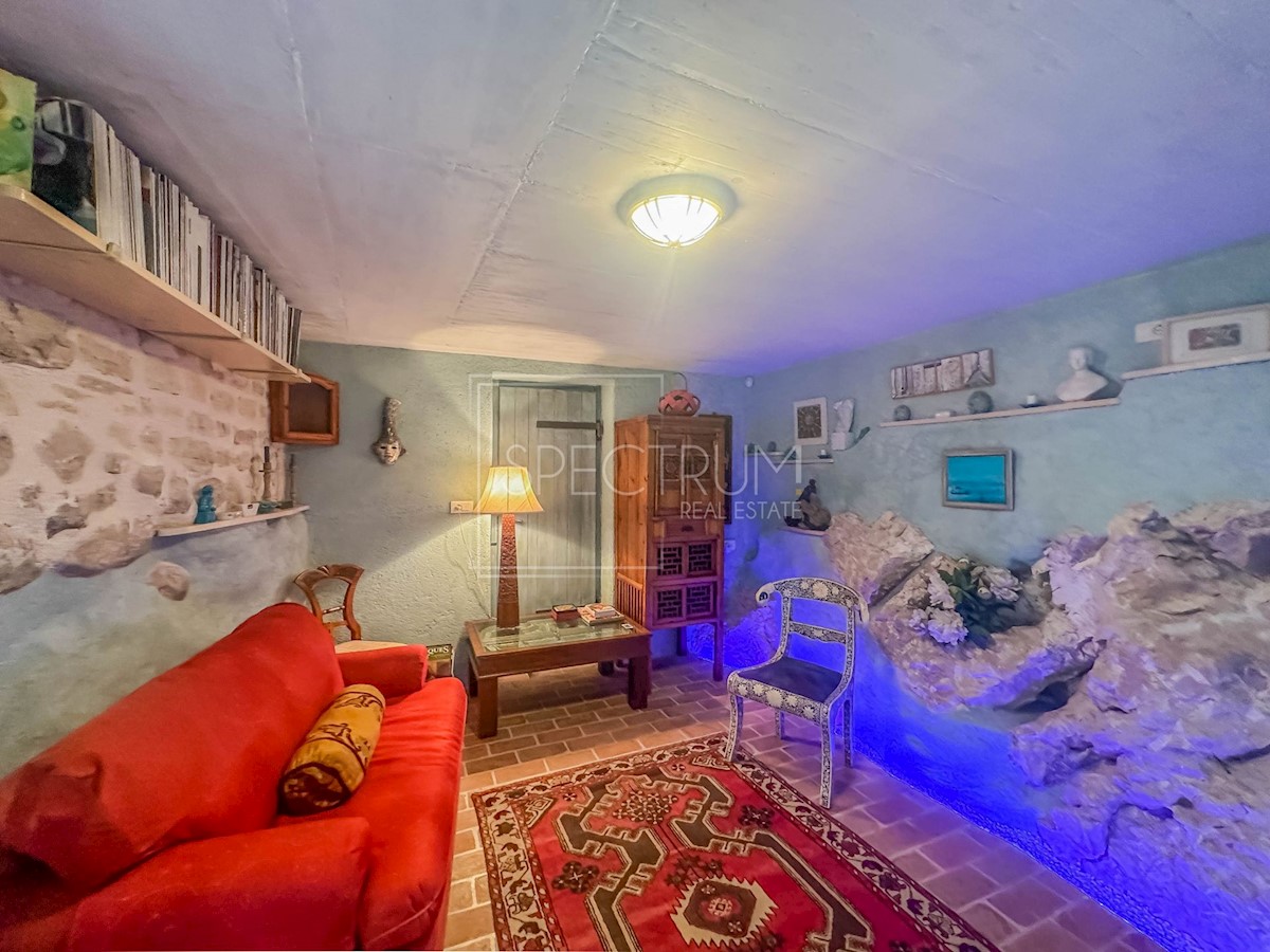 Dintorni di Buie, casa in pietra con vista panoramica