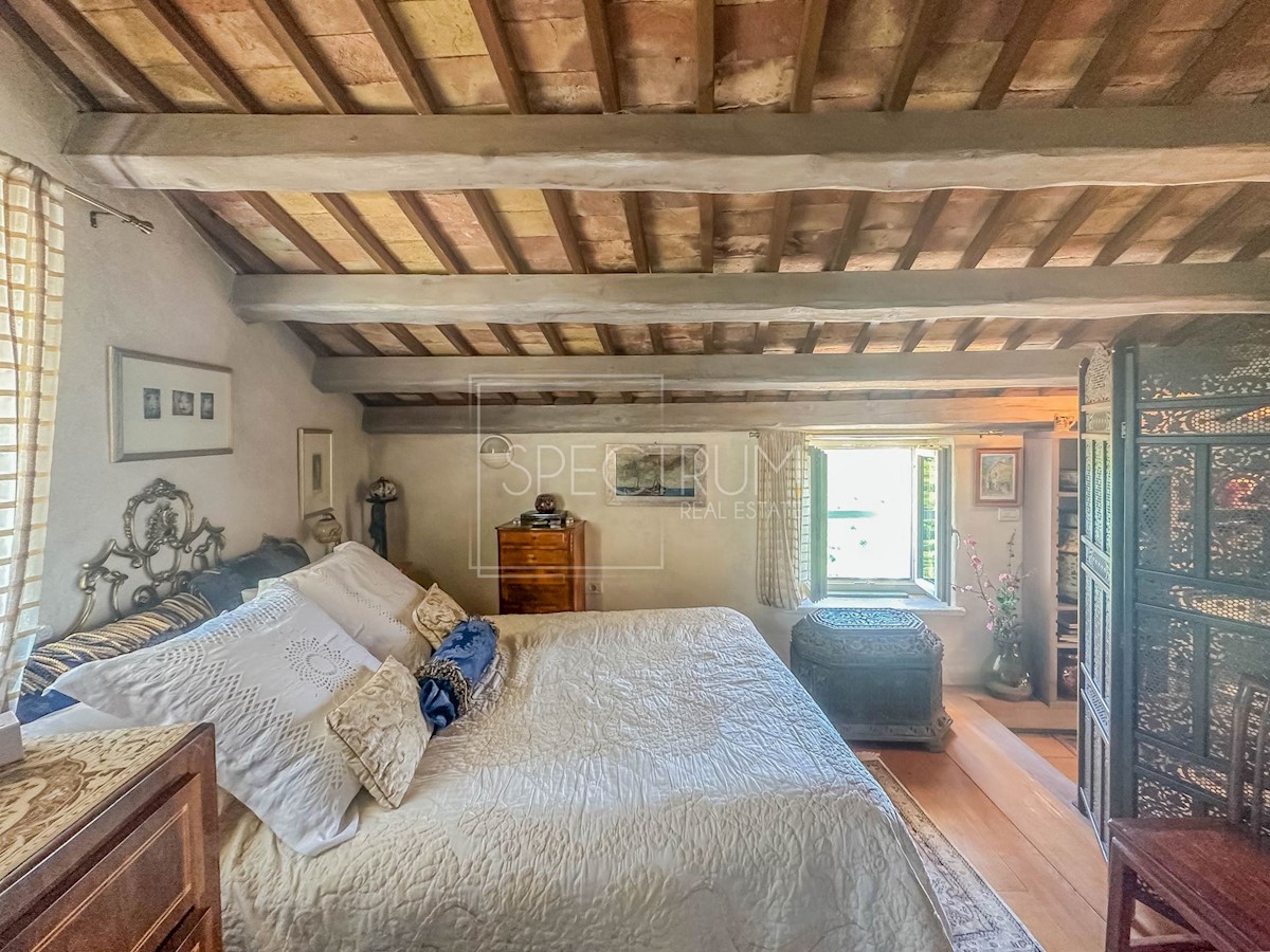 Dintorni di Buie, casa in pietra con vista panoramica