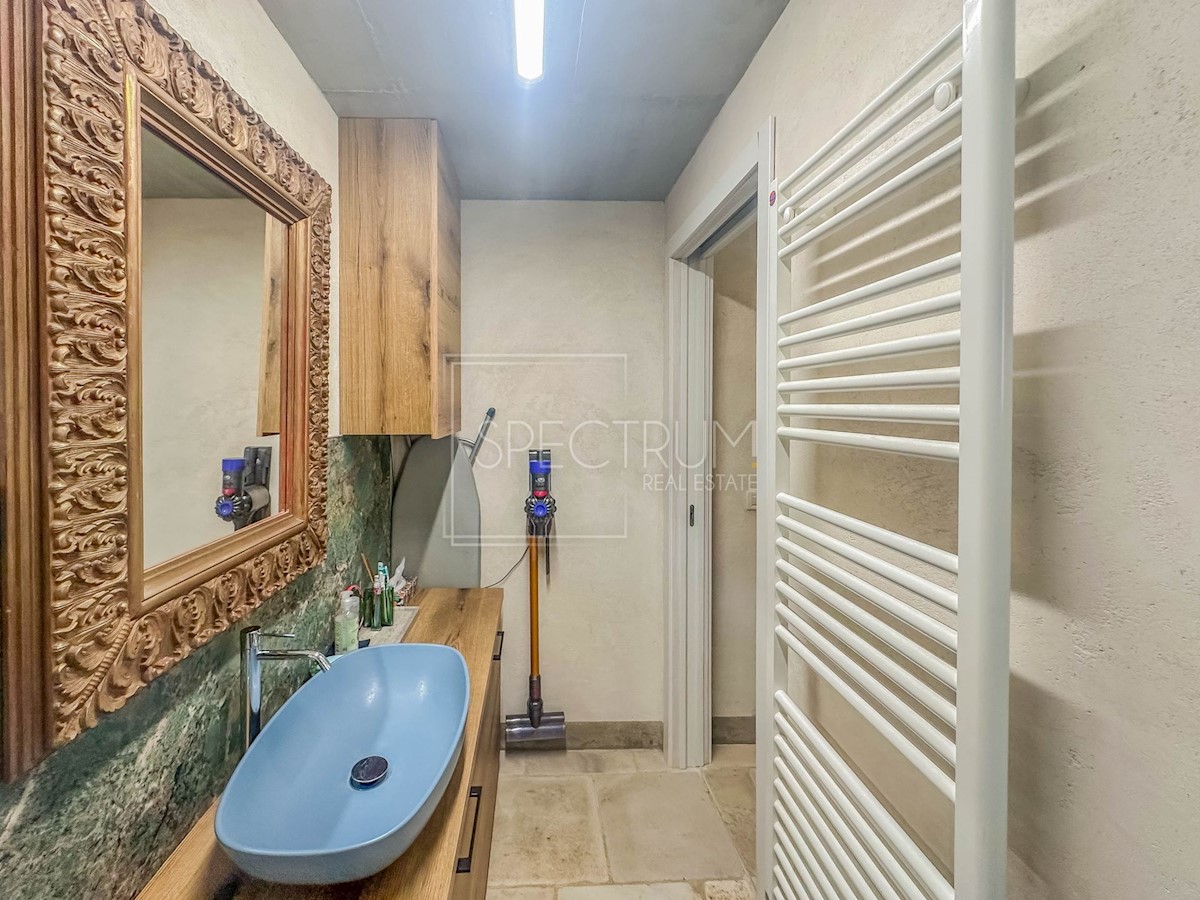 Dintorni di Buie, casa in pietra con vista panoramica