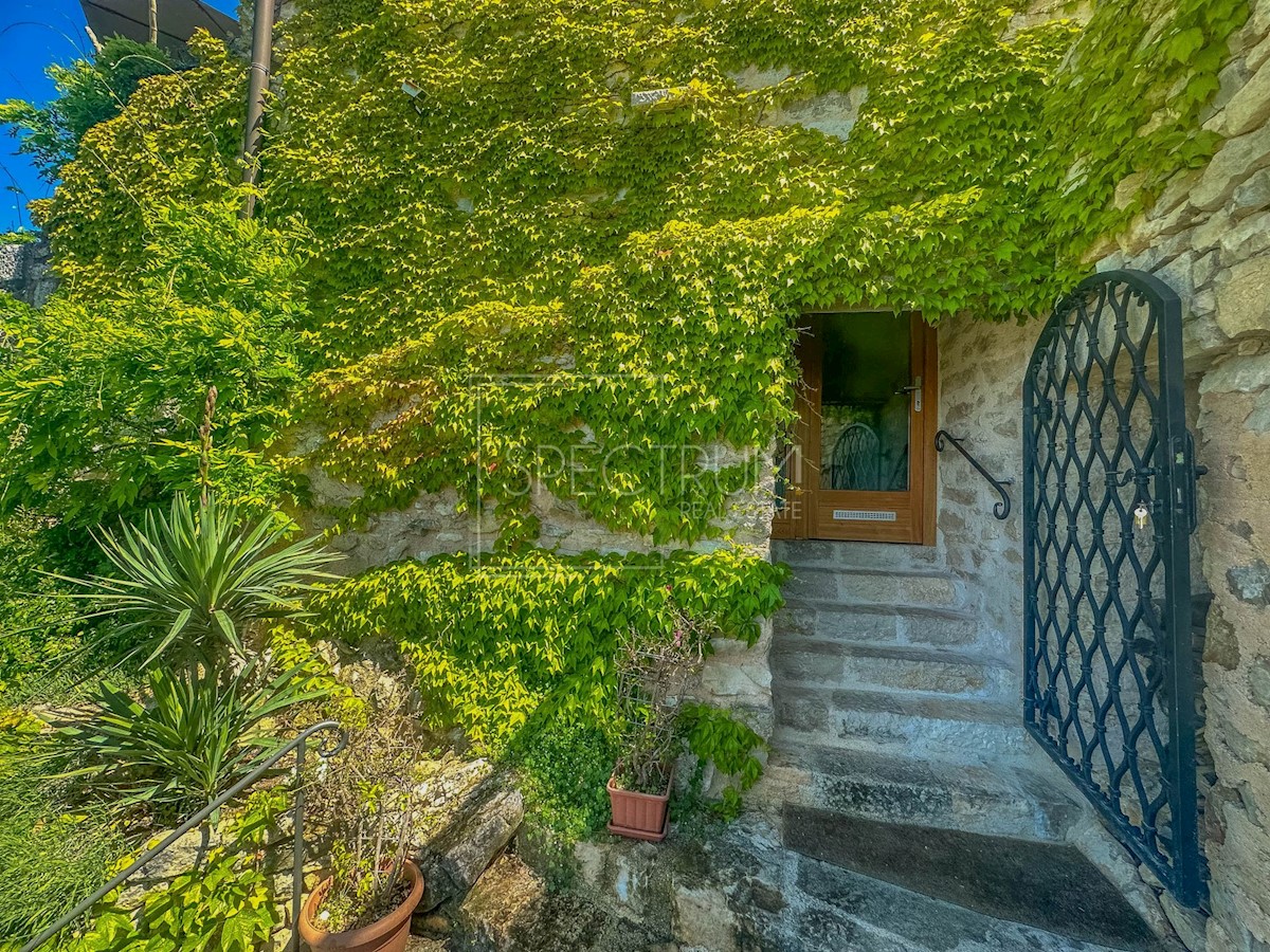 Dintorni di Buie, casa in pietra con vista panoramica