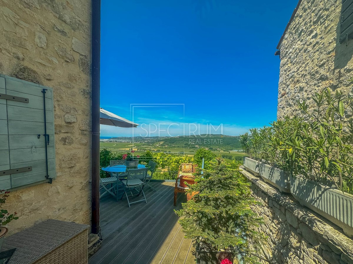 Dintorni di Buie, casa in pietra con vista panoramica
