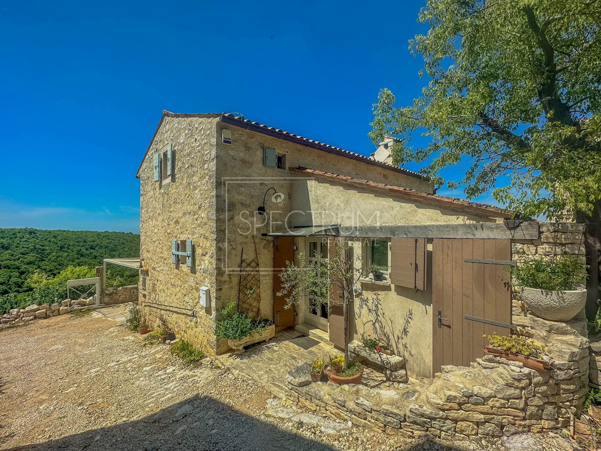 Dintorni di Buie, casa in pietra con vista panoramica