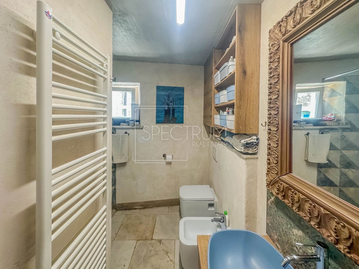 Dintorni di Buie, casa in pietra con vista panoramica