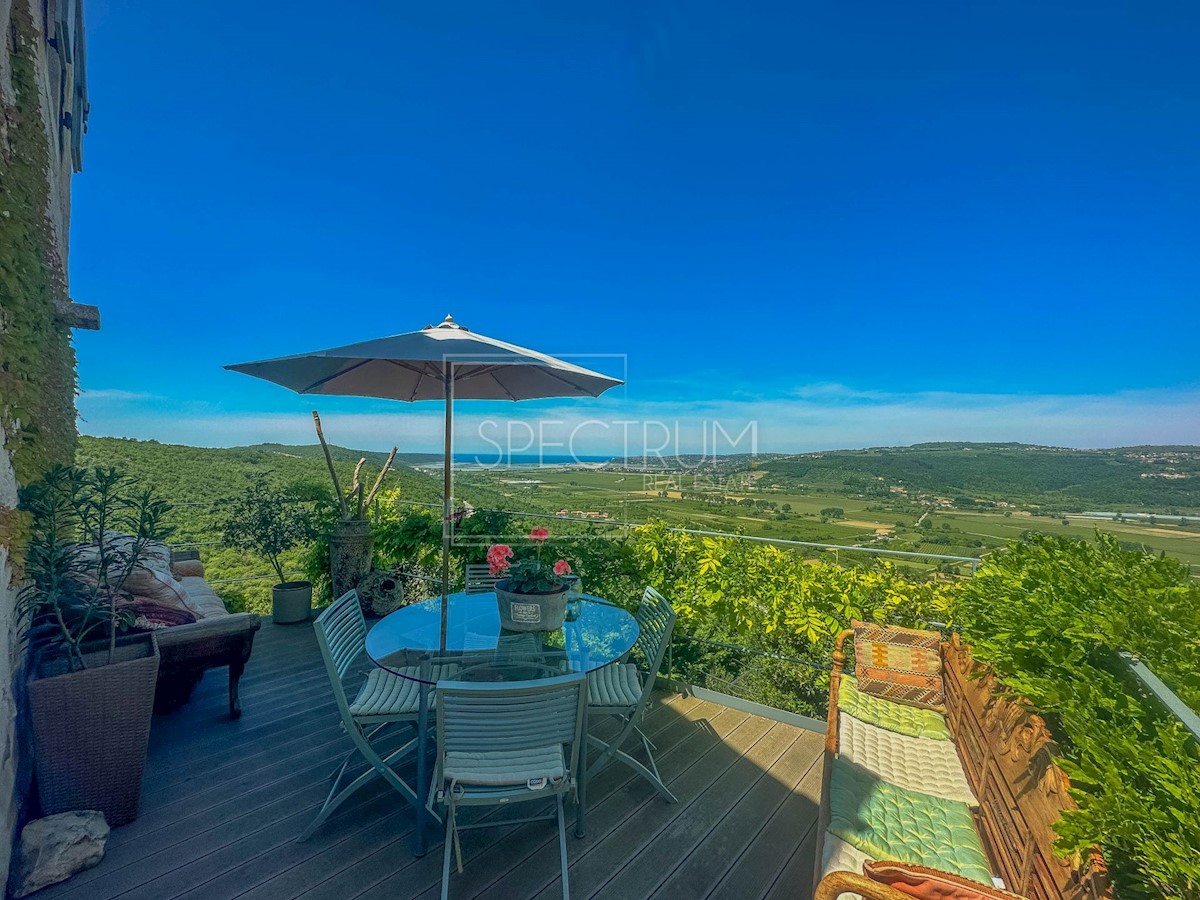 Dintorni di Buie, casa in pietra con vista panoramica