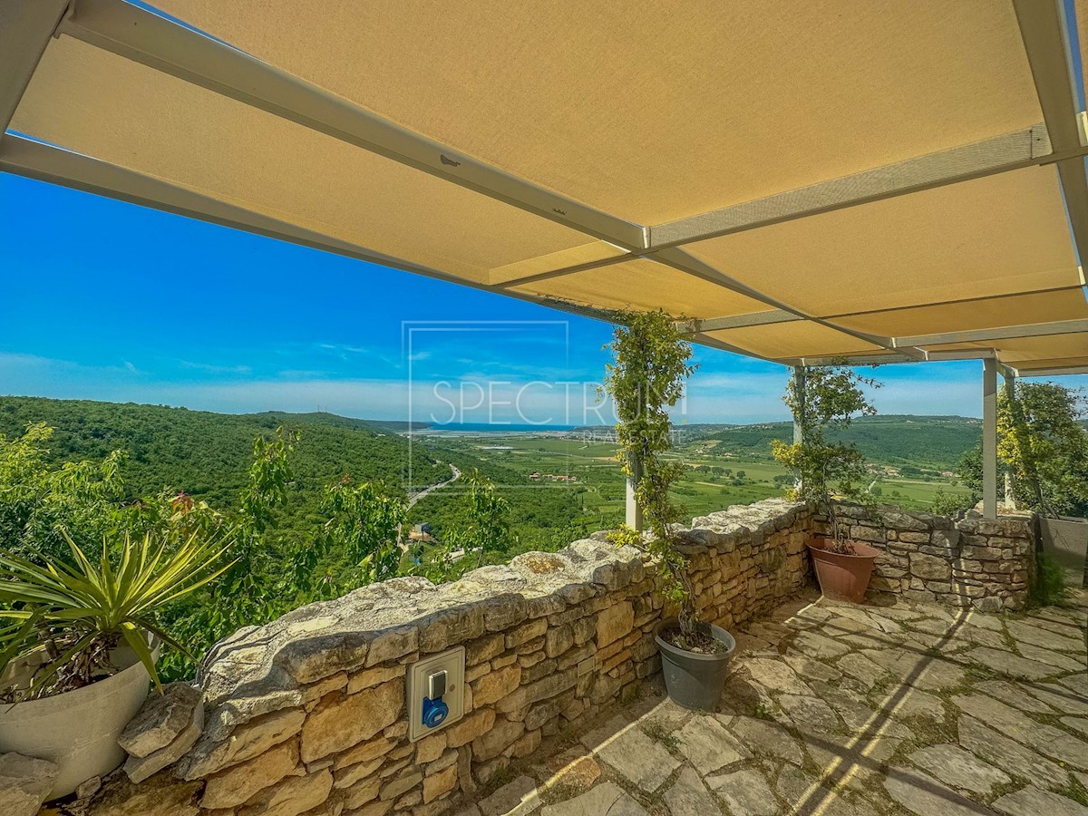 Dintorni di Buie, casa in pietra con vista panoramica