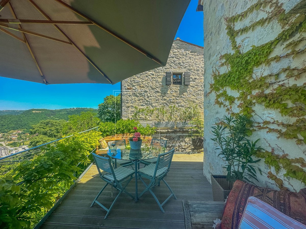 Dintorni di Buie, casa in pietra con vista panoramica