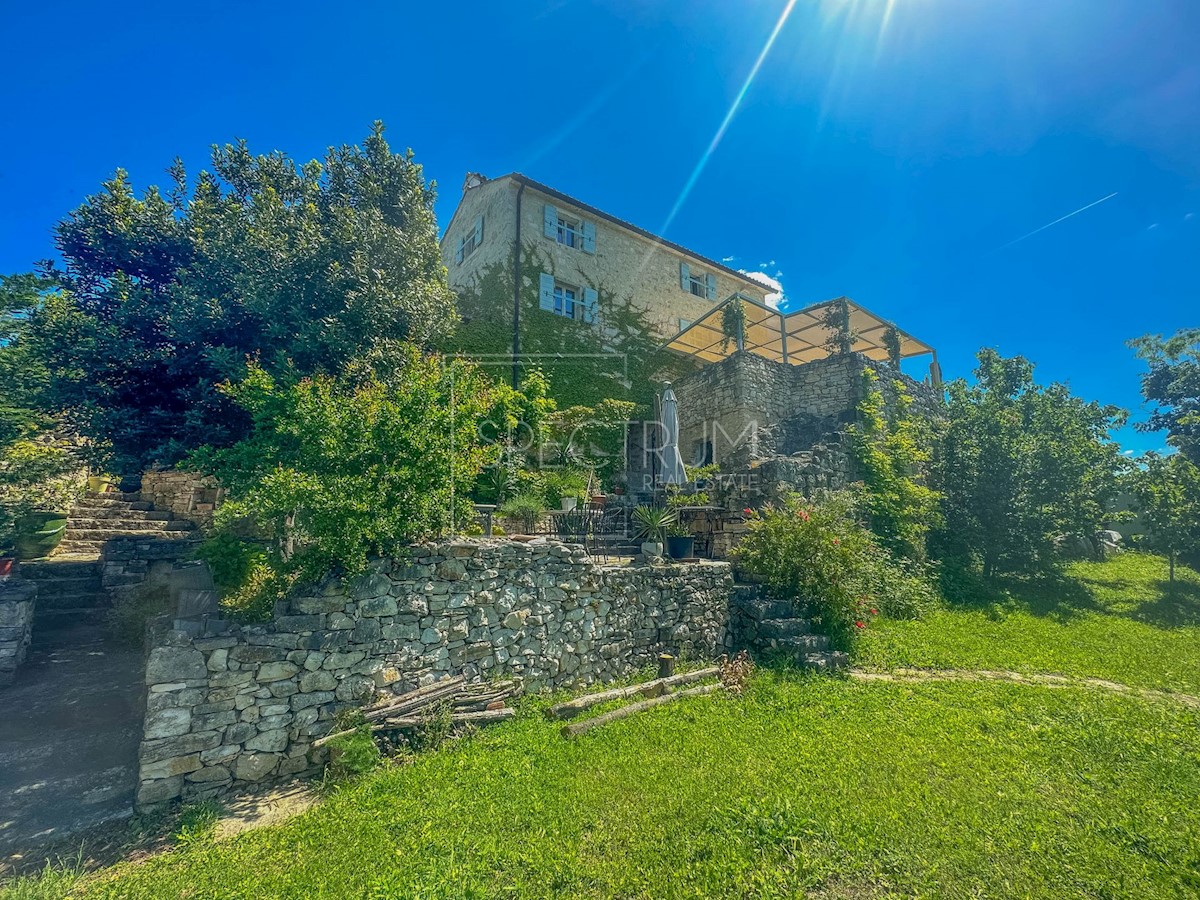 Dintorni di Buie, casa in pietra con vista panoramica