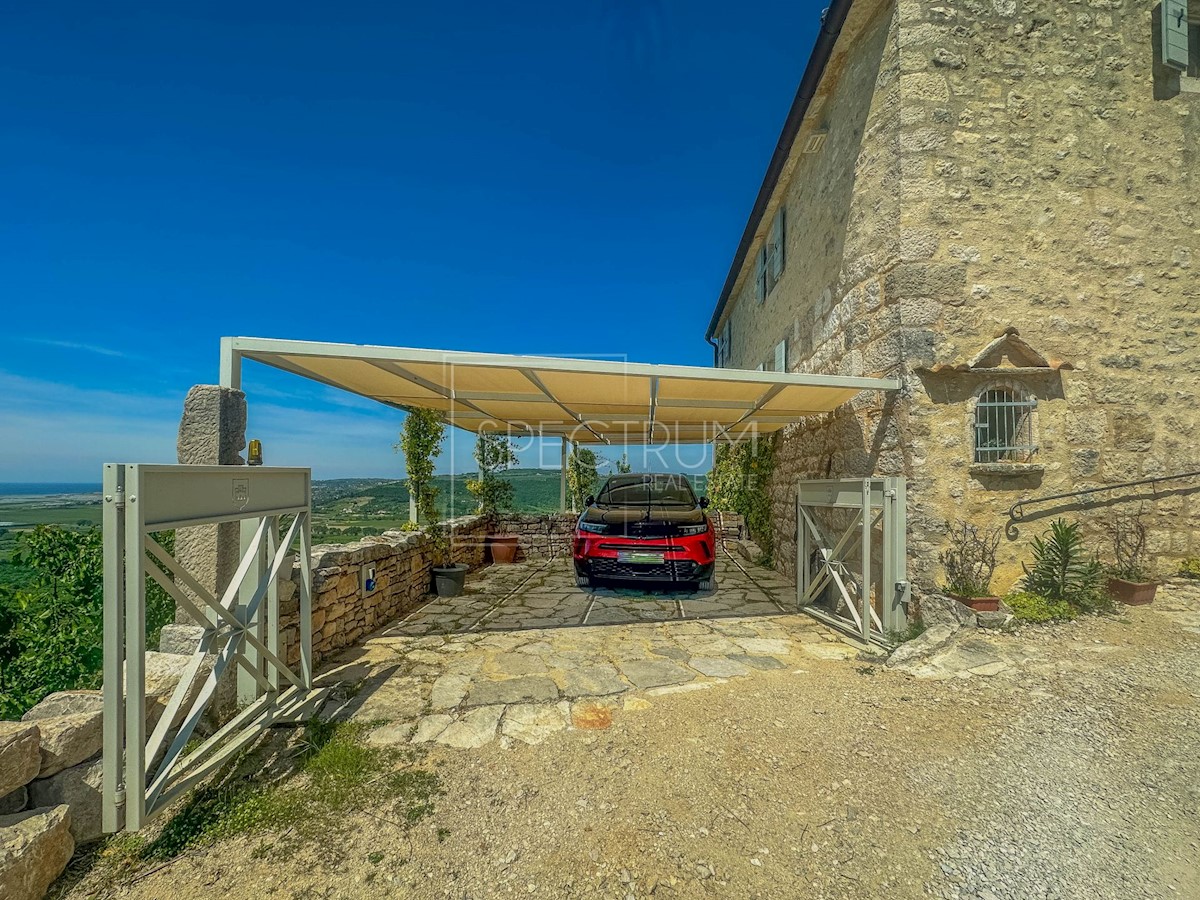 Dintorni di Buie, casa in pietra con vista panoramica