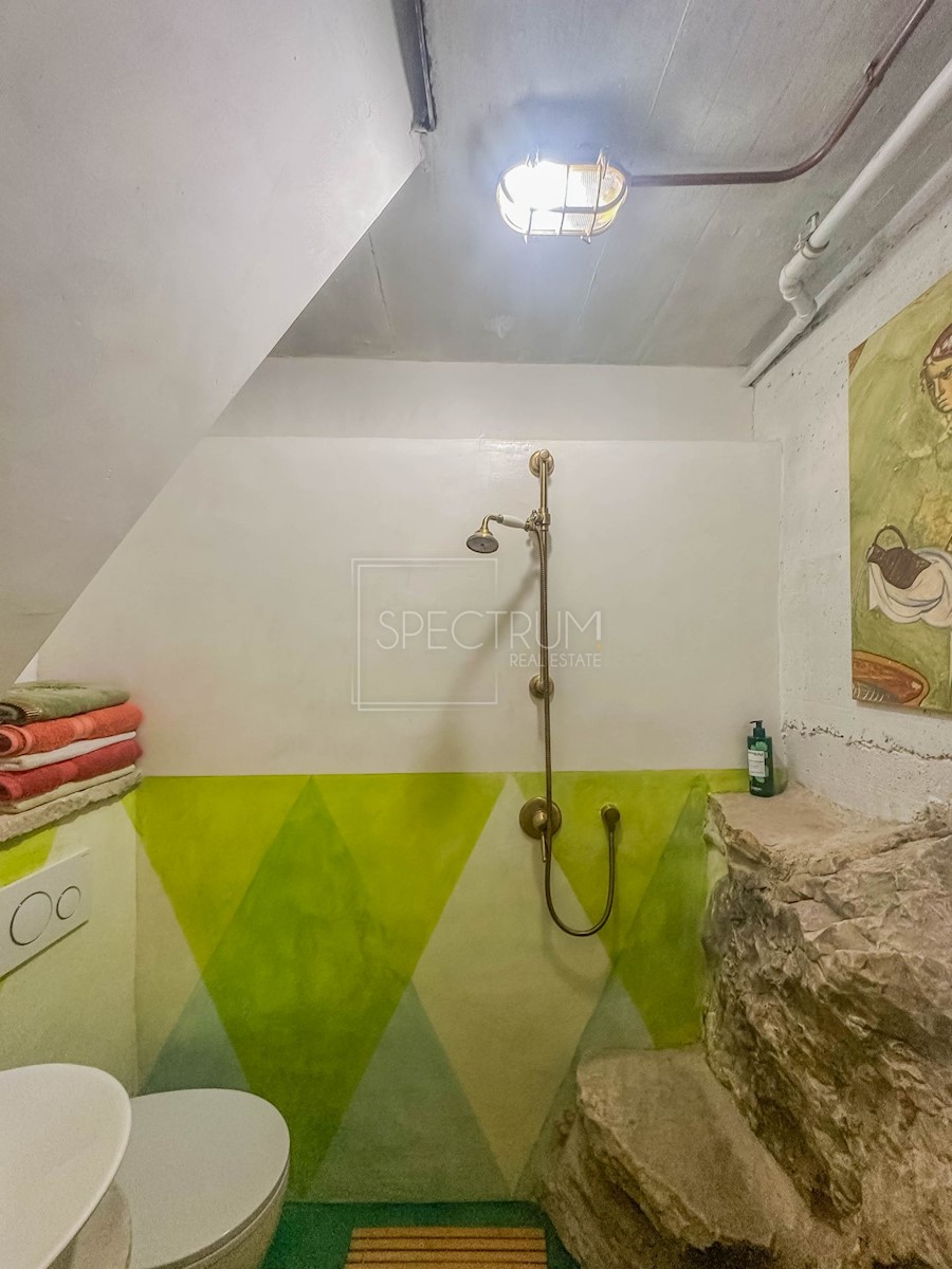 Dintorni di Buie, casa in pietra con vista panoramica