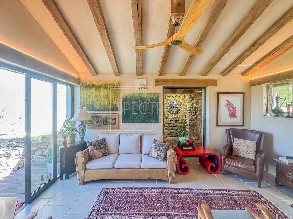 Dintorni di Buie, casa in pietra con vista panoramica