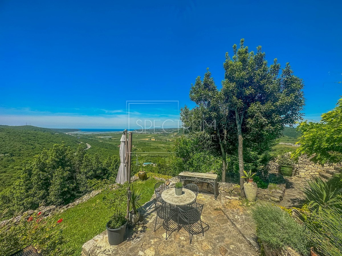 Dintorni di Buie, casa in pietra con vista panoramica