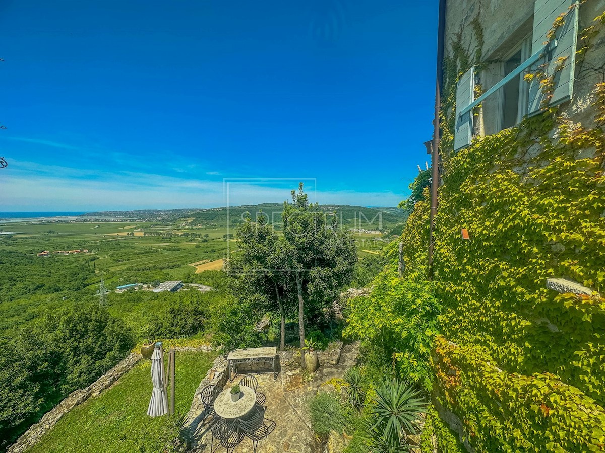 Dintorni di Buie, casa in pietra con vista panoramica