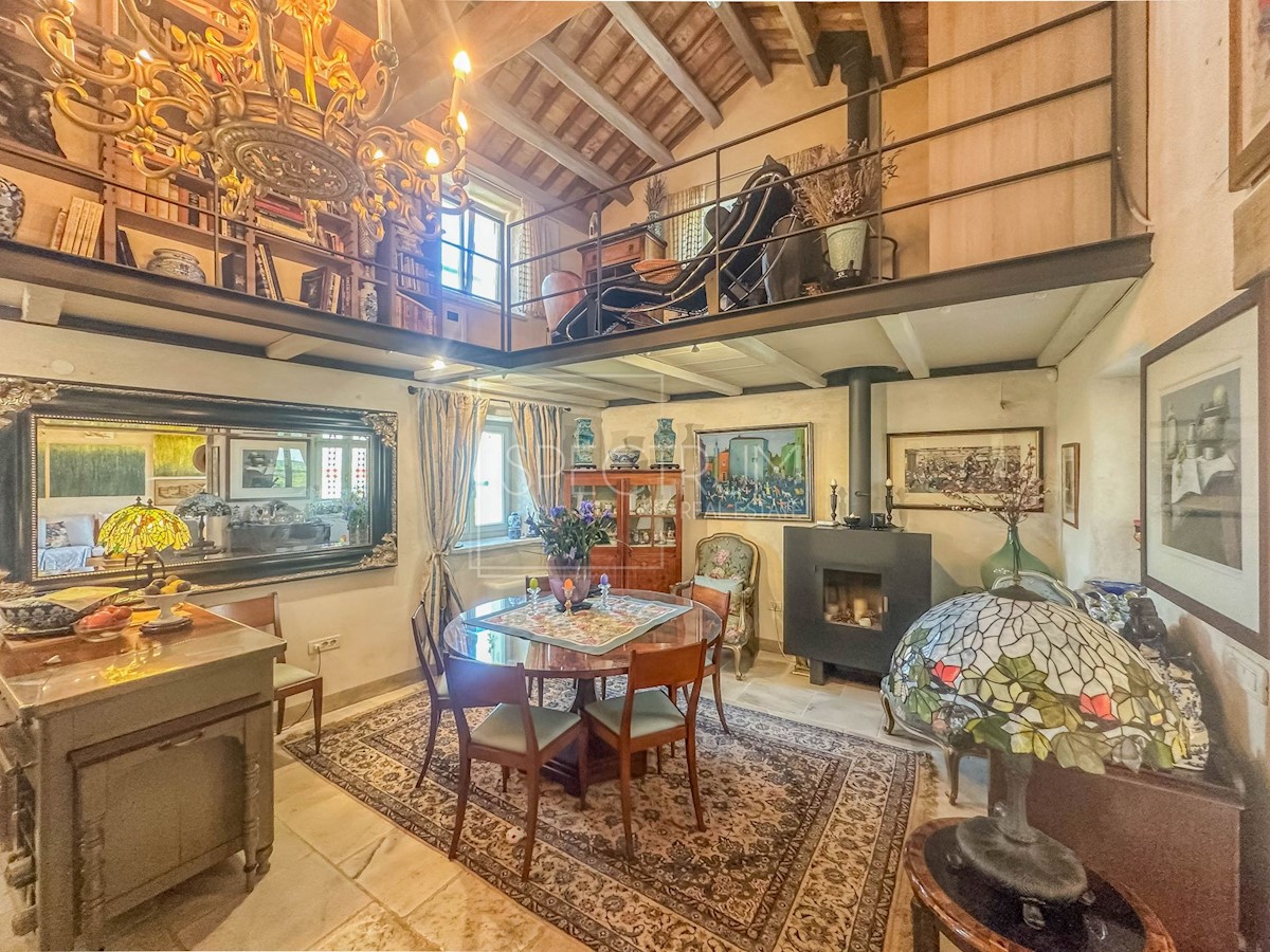 Dintorni di Buie, casa in pietra con vista panoramica