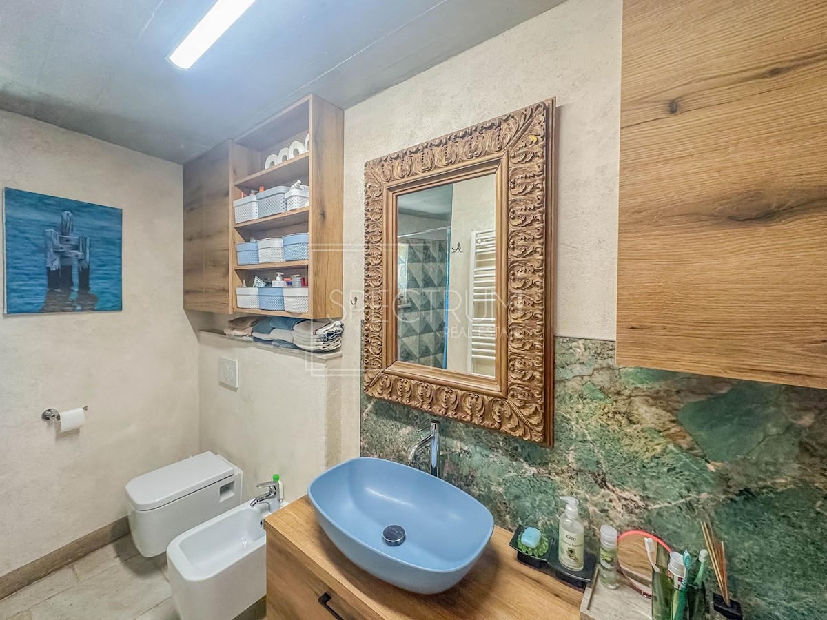 Dintorni di Buie, casa in pietra con vista panoramica