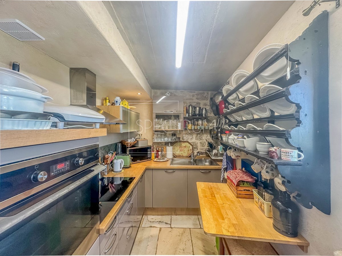 Dintorni di Buie, casa in pietra con vista panoramica