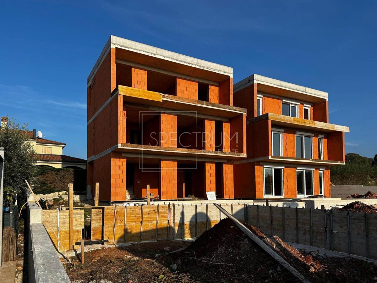 Zona Parenzo, lussuosa casa bifamiliare con piscina