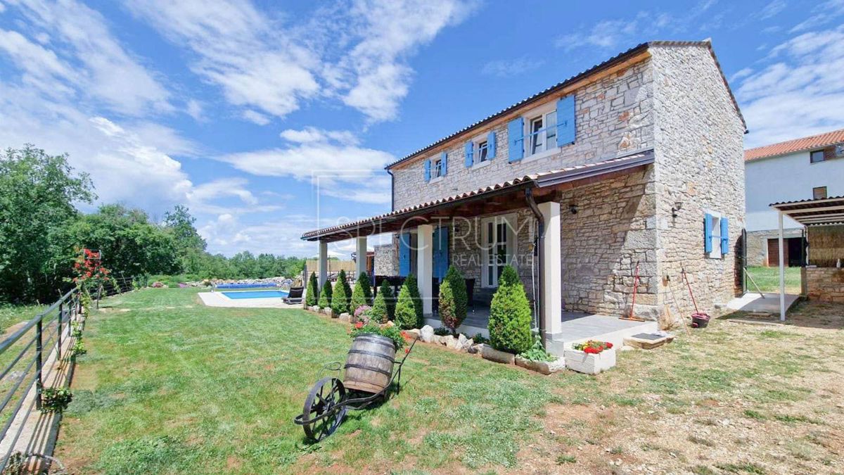 Zona di San Lorenzo, casa in pietra con piscina in posizione tranquilla