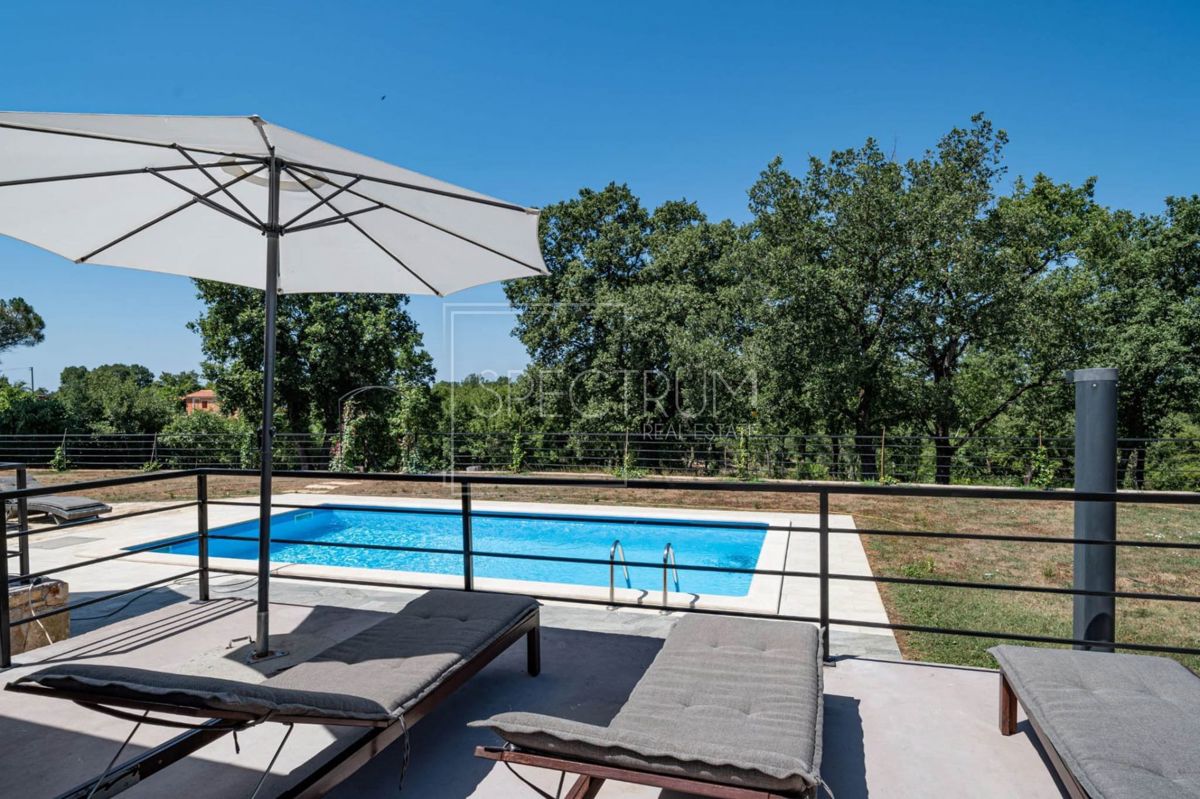 Zona di San Lorenzo, casa in pietra con piscina in posizione tranquilla