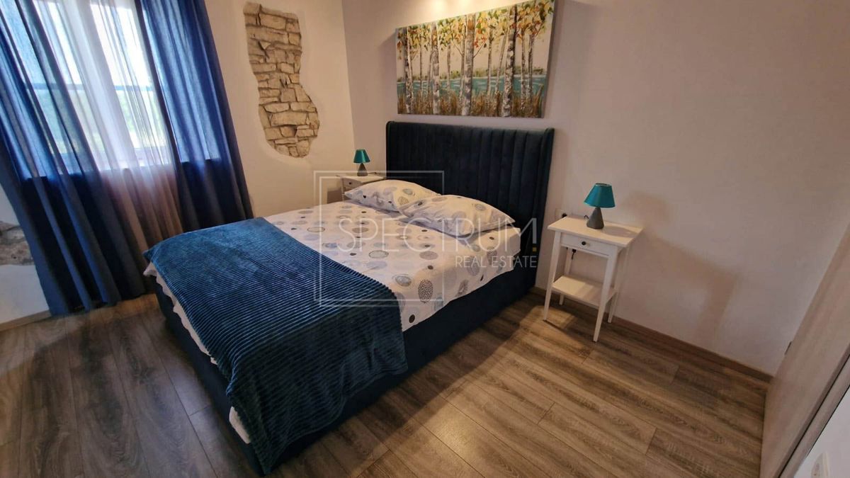 Zona di San Lorenzo, casa in pietra con piscina in posizione tranquilla