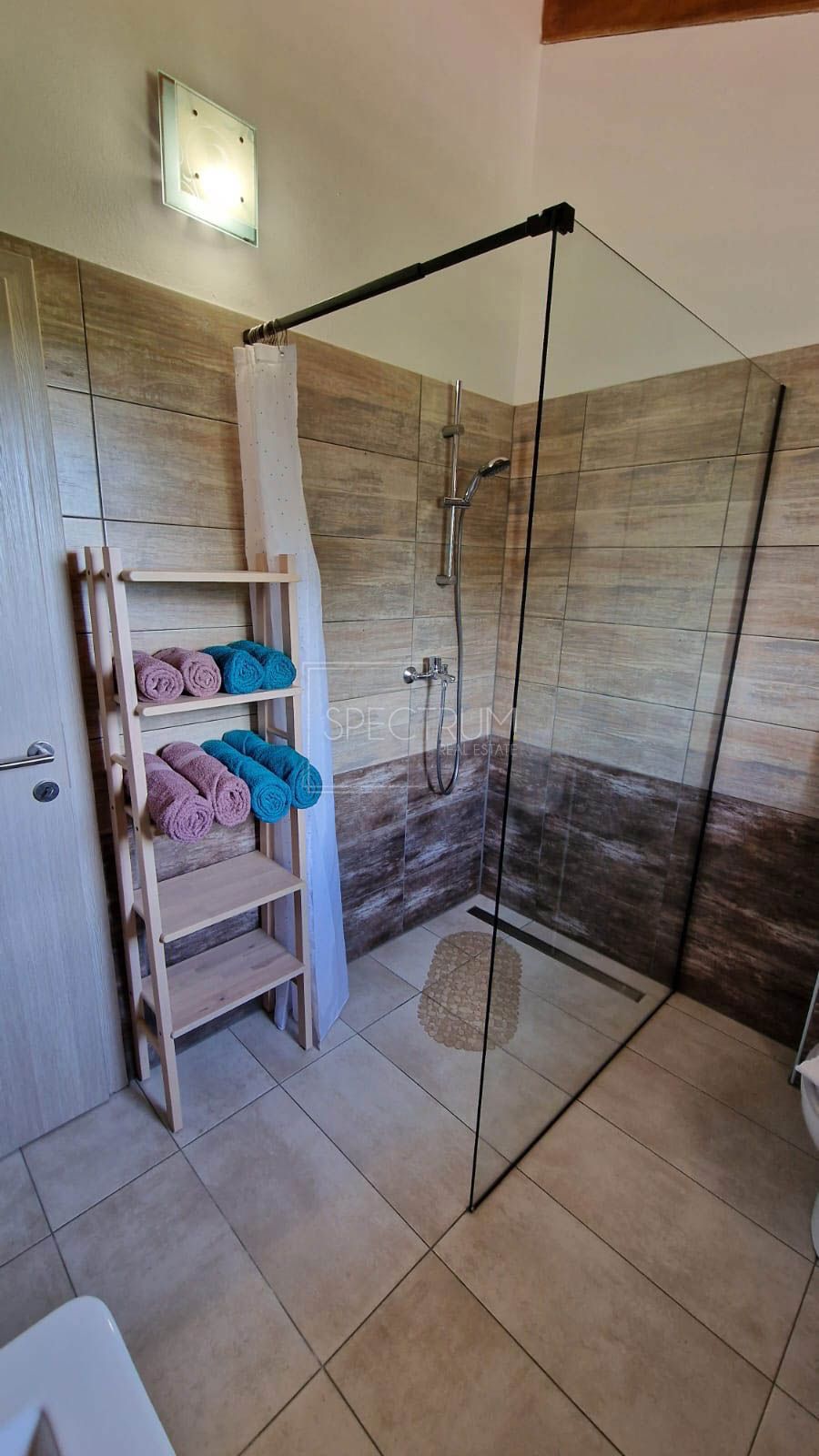 Zona di San Lorenzo, casa in pietra con piscina in posizione tranquilla