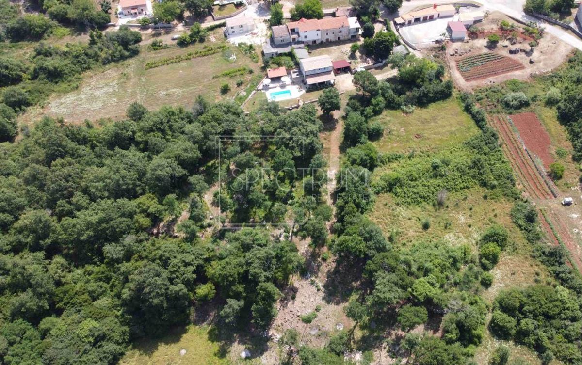 Zona di San Lorenzo, casa in pietra con piscina in posizione tranquilla